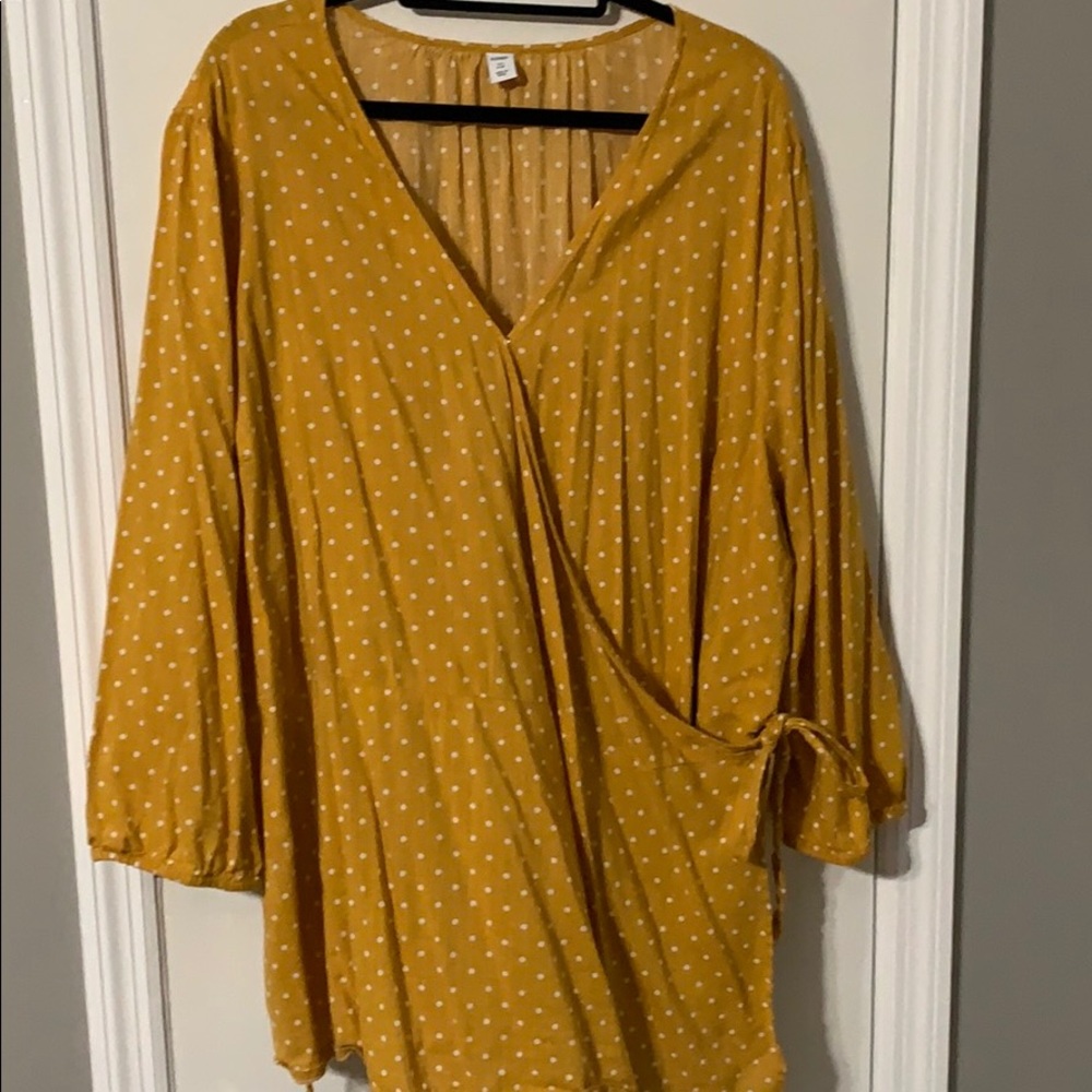 Cute yellow polka dot wrap top 💛